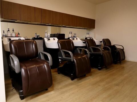 【泉が丘】 月給22万円以上  月8日休み・有給休暇あり  社会保険完備  19時営業終了  引越し費用10万円or寮を選択可能 安心して長く働いていけるように充実した条件が人気です！！「Hair Make Chura 泉ヶ丘店（ヘアーメイクチュライズミガオカテン）」からアシスタント（美容師・理容師）の求人☆★