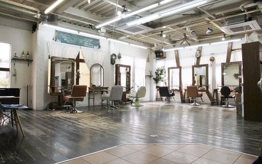 【白鷺】≪完全週休2日≫≪日曜定休あり≫≪カラーに強い≫≪海外研修あり≫≪社会保険完備≫≪国内外慰安旅行あり≫サロンワークだけではなく、撮影やコンテストにも力を入れています！海外研修などで様々な経験をしたい方、ワンランク上の美容師を目指す方にオススメのサロン♪anjii（アンジー）からスタイリスト（美容師）の求人☆★