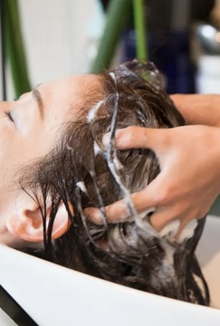 【津嘉山】≪完全週休二日制・小規模少人数制・平均退勤時間18時頃≫なが～くお仕事したい方にオススメ！！経験豊富なスタッフさんがお客さま一人ひとりの髪の状態を丁寧にカウンセリングし、高品質な薬剤とテクニックで艶のある綺麗な髪の毛へと導いていきます！！アットホームヘアサロン「hair feliz（ヘアーフェリース）」からスタイリスト（美容師）の求人☆★☆