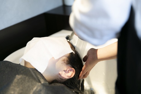 【馬込沢】≪残業なし≫≪完全週休2日制≫子育てしながらも、働きやすい環境！業務内容はシャンプーとカラーのみなので、ブランクがある方でもすぐに美容師復帰できます！カラー専門店「COLOR PLUS 船橋店（カラープラスフナバシテン）」からカラーリスト（美容師）の求人★☆