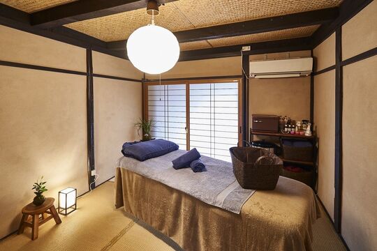 【京都駅】駅チカサロン！≪スタッフ同士仲良し≫≪充実の手当≫≪髪色、ネイル自由！ピアスOK！≫未経験でも活躍できる！タイ古式マッサージをはじめとした豊富なメニューを習得可能！！町家を改装したアットホームサロン「anela 京都駅店（アネラキョウトエキテン）」からエステティシャンの求人☆☆