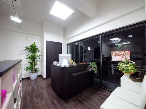 【塚口】≪月給24万円スタート≫≪完全週休2日制≫≪実働8時間≫プライベートも充実出来る★自然の光が店内に広がる温もりあるサロン“VIOLETTA hair＆space”からアシスタント（美容師）の求人☆★