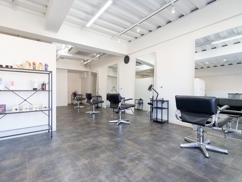 【津久野】≪社会保険完備≫≪完全週休2日制≫≪土日休み月2回までOK≫≪20時までに退勤可能≫最新のトレンドを取り入れ、お客様の魅力を引き出します！デザインカラー、ショートカットが得意なサロン！働きやすい環境でプライベートとの充実ができます！「HAKU（ハク）」からスタイリスト（美容師）の求人★☆