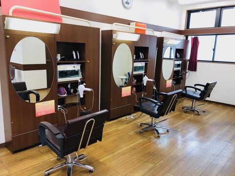 【諸岡】≪残業手当あり≫≪月休7日≫幅広い世代のお客様から大人気！シャンプーはしませんので、手荒れ・腰痛の心配がある方も大歓迎♪プライベートも充実できるカット専門店「Cut Factory 諸岡店（カットファクトリーモロオカテン）」からスタイリスト（美容師・理容師）の求人☆★