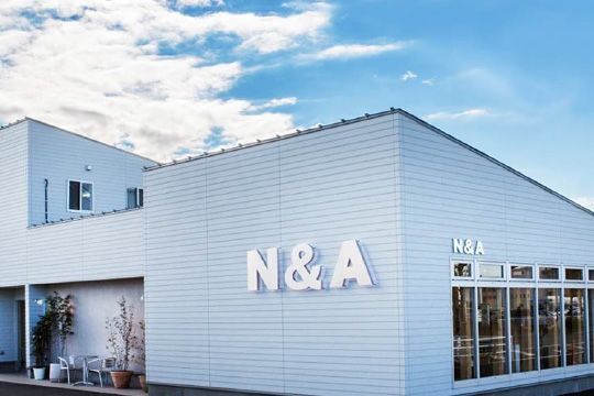 【久喜駅】■平均退社19時台・月9日休み選択可能・産休育休制度あり・社会保険完備■幅広い年齢層のスタッフさんが活躍しています！ママさんスタイリストさんも大歓迎！今までの経験を活かして長所を伸ばせるサロン！「hairshop N&A 久喜菖蒲店（ヘアーショップエヌアンドエークキショウウラテン）」からスタイリスト（美容師）の求人☆★