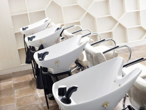 【立場】◆有給休暇あり・月8日休み・寮あり・2年以内でのデビュー可能・社会保険完備◆笑顔の素敵なスタッフさんが多いのが印象的♪充実したカリキュラムでしっかりスキルアップ☆活躍の場が多く長く活躍できるサロンQUATRO 戸塚立場店（クアトロトツカタテバテン）からアシスタント（美容師）の求人☆★