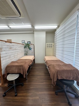 【麻布十番】≪充実の研修制度・未経験歓迎≫≪副業可≫≪目標達成手当5万円以上支給あり！≫安定した技術力と接客力でリピーターが絶えない人気サロン！努力した分だけお給料がアップし、高収入も目指せます。風通しの良いアットホームな「mahalo＆Festa 麻布十番店（マハロアンドフェスタアザブジュウバンテン）」からアイリスト（まつげエクステ・まつげパーマ・アイブロウ）の求人☆☆