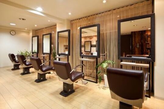 【茨木市駅】≪社会保険完備＆月9日休み≫≪18時までの営業≫≪ウィッグ支給あり≫レッスンのある日も20時までに退勤OKで、プライベート充実！産休後のサポートなど安心の待遇面でスタッフさんの定着率もGood！「KAZU 中津店（カズナカツテン）」からアシスタント（美容師）の求人★☆