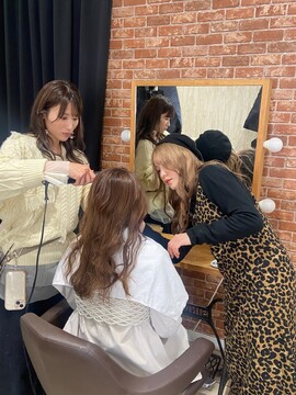 【問屋町】≪月休8～9日・月給19.5万円スタート・実働8時間・社会保険完備・営業中のレッスンOK≫平均2年でスタイリストデビューできる自社カリキュラムあり！子育て中の方・ブランクがある方も大歓迎！ハイトーンカラーが人気のヘアサロン「Hair Make Duul East（ヘアーメイクデュールイースト）」からアシスタント（美容師）の求人☆★