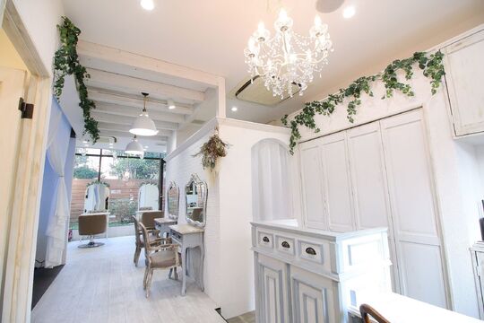 【千林】≪完全週休2日制！ウィッグ代サロン負担！営業時間内レッスンOK！社会保険完備！≫リゾート感あふれる可愛らしい店内が特徴的！プライベートも大切にできる超好待遇サロン「cherie（シェリー）」からアシスタント（美容師）の求人☆☆