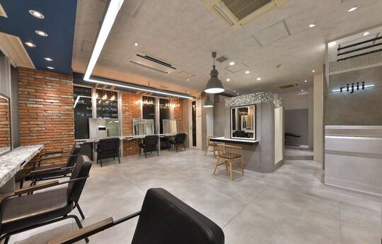 【茶屋町】≪自由出勤制≫≪保障給あり≫≪フリー40％／指名50％還元≫髪質改善・美髪カラーが人気のヘアサロン！完全マンツーマンでお客様に寄り添った対応ができる体制です！「rijii by granze（リジーバイグランジュ）」からスタイリスト（美容師）の求人☆★☆