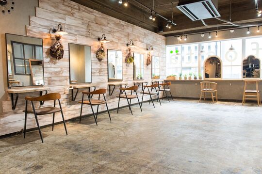 【梅田】≪月8,9日休み&有給休暇あり≫≪社会保険完備≫≪ 最短1年半デビュー≫ 輝き愛される美容師へ成長できる人気ヘアサロン！女性スタッフが多く活躍しているサロン！充実の福利厚生と好条件が整い安心して長く働ける環境です！「fosta 大阪梅田店（ホスタオオサカウメダテン）」からアシスタント（美容師）の求人☆★