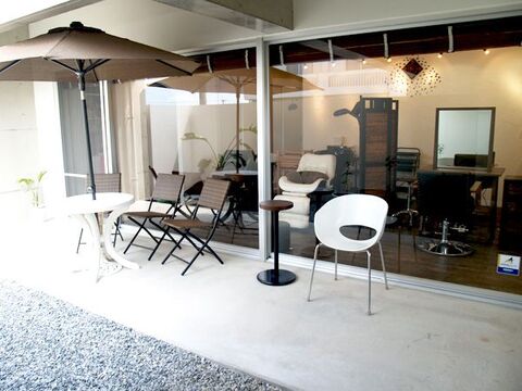 【読谷村】≪月休8日≫≪パートアルバイト時給1023円〜≫パート・アルバイトさんも大募集！！退勤時間も早いのでプライベートの時間も大切にできますよ！！興味があればエステも学べるヘアサロン「ほっこり 美容村 アトリエ（ホッコリビヨウムラアトリエ）」からスタイリスト（美容師）の求人☆★☆