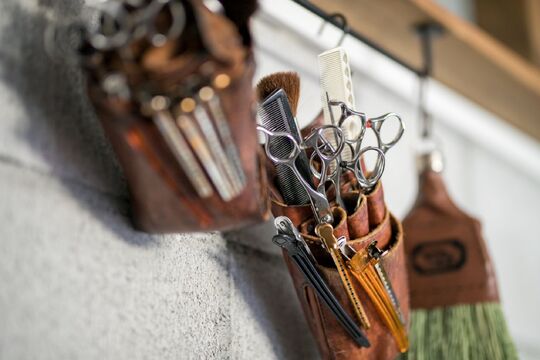 【山の街】≪完全週休2日≫≪実働8時間≫≪社会保険完備≫≪時短勤OK≫≪土日休みOK≫≪有給休暇あり≫≪年末年始休暇あり≫営業中のレッスンOK！少人数でアットホームな環境！「shed.（シェド）」からアシスタント（美容師）の求人☆★