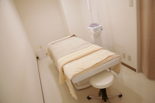 【江坂】≪未経験・新卒生OK≫≪社会保険完備≫≪月9日休み≫≪産休育休取得実績あり≫外部講習・セミナーなど学べる環境が充実！安心して技術習得ができますよ！美容に興味がある方大歓迎！「ESCOS 江坂店（エスコスエサカテン）」からエステティシャンの求人☆☆