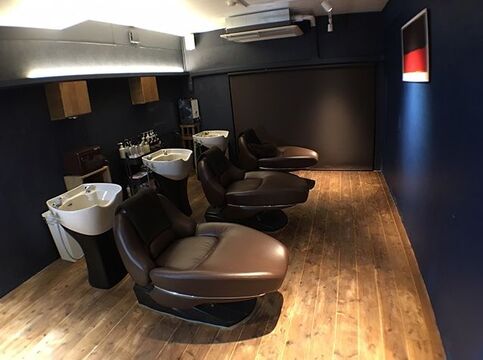 【博多駅】≪社会保険完備・完全週休二日制・時短勤務相談OK≫週に1度、時短勤務あり♪ダメージレスにこだわり、ヘッドスパにも力を入れているオーガニックサロン「SQUARE*UNO HAKATA（スクエアウーノハカタ）」からアシスタント（美容師）の求人☆☆