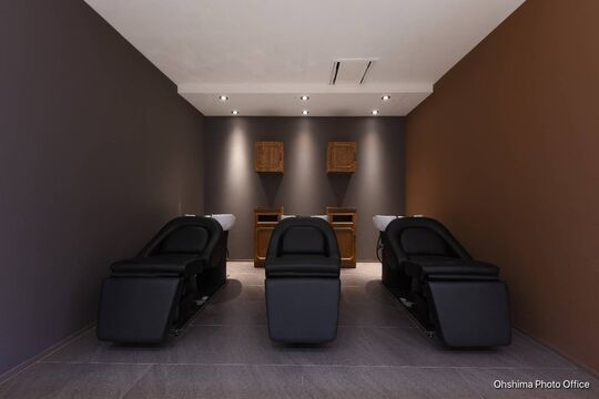 【高槻市駅】≪デビューまで最短1年≫≪月8日休み≫≪社会保険完備≫≪20時までに退勤OK≫朝レッスンのみなので、プライベートの時間も大事にできます！兼任でアイラッシュとネイルもできるトータルビューティーサロン！様々な技術が身に付きます「NOISM OSAKA（ノイズ オオサカ）」からアシスタント（美容師）の求人☆★☆