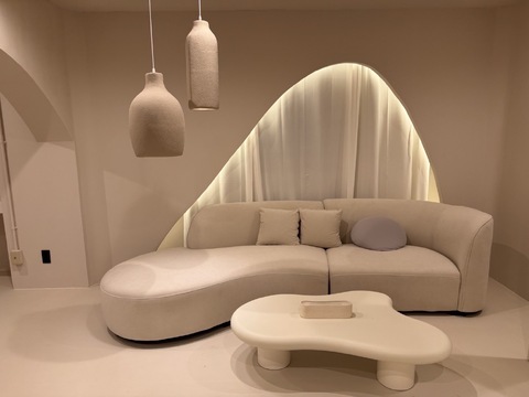 【麻布十番】≪完全週休2日制≫≪土日祝休みOK≫≪マンツーマン接客≫≪社会保険完備≫完全個室のおしゃれサロン！正社員でも自由にシフトを組むことができるため、プライベートも大切にしながら働くことができます。「THLEE（スリー）」よりアイリスト（まつげエクステ・まつげパーマ・アイブロウ）の求人☆★☆