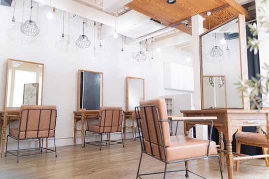 【明治神宮前】≪実働8時間≫≪土日祝休みOK≫クリエイティブ領域やSNS運用にも注力している人気サロン！稼ぎやすさも働きやすさも兼ね備えたスタッフ想いの環境です！「SHARON（シャロン）」からスタイリスト（美容師）の求人★☆