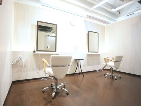 【豊中駅】≪材料費サロン負担≫≪髪質改善に特化≫≪自由出勤制≫≪ヘッドスパがウリ≫≪16時までの退勤OK≫≪土日休みOK≫≪夏季冬季休暇あり≫髪質改善×オーガニックサロン！ライフスタイルに合わせて働き方を選べるので、プライベートを充実させながらしっかり稼げます「natural.f（ナチュラルエフ）」からスタイリスト（美容師）の求人☆★