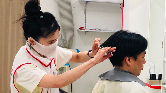 【イオン大宮】≪休日数選択可能≫≪ 社会保険完備≫ 抜群の待遇面を整えたカット専門店！安心して長く働くことができる環境です！「QUICK CUT BB イオン大宮店（クイックカットビービーイオンオオミヤテン）」からスタイリスト（美容師・理容師）の求人☆★