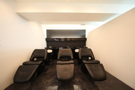 【高槻】月8日までお休み選択可能◆◇高級感＋安心感を大切に、ゆっくりお客様と関わっていきます。プライベートも大切にできるサロンｄ.HAIR DESIGN（ディーヘアデザイン）からアシスタント（美容師）の求人☆☆