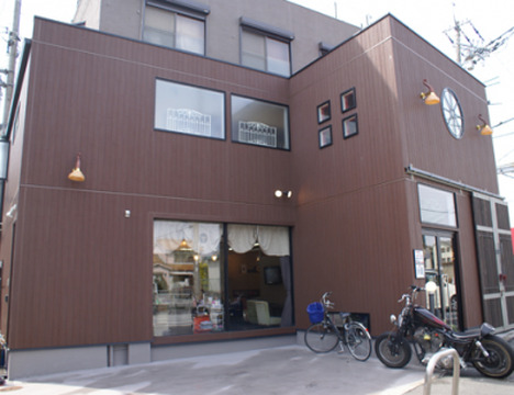 【交野市】日曜日の定休アリ★産休など、待遇面もばっちりでスタッフさんの定着率が◎アナタも将来のビジョンを考え、長く活躍できる環境でデビューを目指しませんか 四世代から支持される地域密着型サロンrajin (ラジン)からアシスタント(美容師)の求人☆★