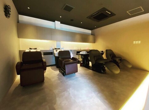 【花畑駅】≪完全週休二日制・月給19.2万円スタート・社会保険完備・営業中のレッスンOK≫生涯お仕事ができる美容室を目指しています！たくさんのお客様に笑顔になっていただくためスタッフ全員で協力しましょう！幅広い年代のお客様に愛されるヘアサロン「shi.o.ri.（シオリ）」からアシスタント（美容師）の求人★☆