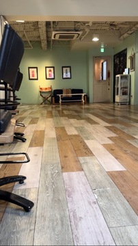 【池袋】◆社会保険完備・入客チャンス多数・選べる雇用形態◆他サロンはもちろん、他業種よりも高収入を実現できるトレンドサロン！自分だけのウリを作れ、自分らしく働ける「LOVELEY（ラベリー）」からスタイリスト（美容師）の求人☆★