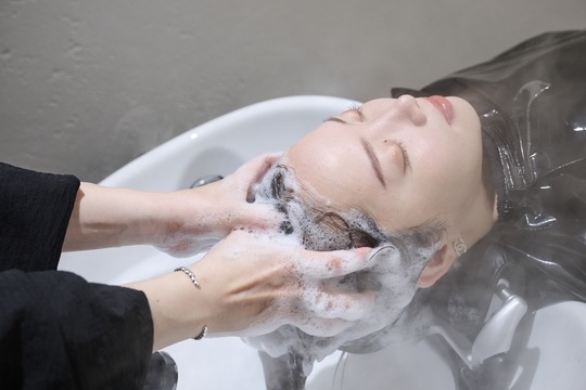 【天神】≪完全週休2日制≫≪実働7.5～8時間≫≪社会保険完備≫≪20時迄に退勤OK≫充実した福利厚生で安心して長く働ける環境！医療機関と連携し独自開発したヒアルロン酸カラーや髪質改善メニューが人気のサロン！「ヘアメディカルサロン福岡（ヘアメディカルサロンフクオカ）」からスタイリスト（美容師）の求人★☆