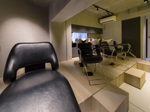 【肥後橋】≪カラー・髪質改善専任スタッフも同時募集≫≪完全週休2日制≫≪早期デビュー可能！≫確実にスキルアップ出来る環境です！スタイリッシュなサロン「croix（クロワ）」からアシスタント（美容師）の求人☆☆