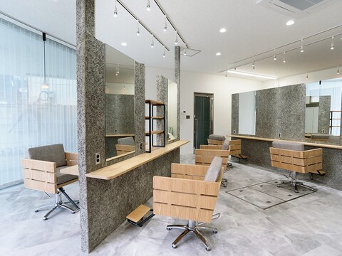 【奈良駅】≪未経験・通信生・新卒生≫≪社会保険完備≫≪完全週休2日制≫≪土日休みOK≫営業時間内のレッスンにも対応し、一人ひとりのペースに合わせて指導します。無理なく着実に技術を身につけられる環境です。「hair terrace M 奈良店（ヘアーテラスエムナラテン）」からアシスタント（美容師）の求人☆★