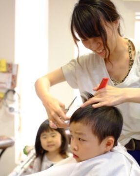 【戸畑】≪平均退勤18:30≫≪第2日曜日お休み≫プライベートを充実したい派にオススメ！！着付け・ヘアメイクを学べブライダルにも関われるヘアサロン「ficell rouge（フィセルルージュ）」からアシスタント（美容師）の求人☆★