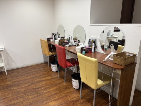 【二条城前】≪社会保険完備≫≪完全週休2日制≫≪週2日からOK≫準社員での勤務も可能！カットやブローは一切なしのカラー専門店！スタッフさん思いでプライベートも充実できる環境です「HAIR COLOR SPACE JOY COLOR（ヘアカラースペースジョイカラー）」からカラーリスト（美容師）の求人☆★