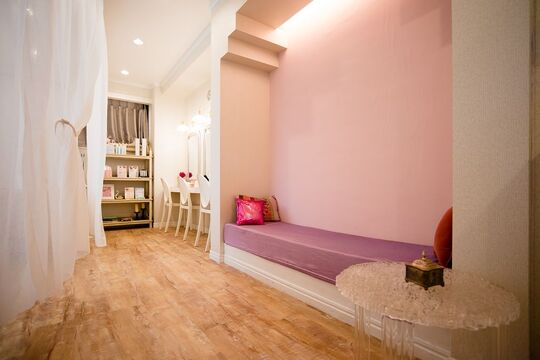 【表参道】未経験OK！■土日休み相談可能・実働8時間・誕生日休暇あり・社会保険完備■高級感たっぷりの可愛い店内♪まつ毛パーマやカラーエクステなど、幅広いメニューを取りそろえているPLUME 表参道店（プリュームオモテサンドウテン）からアイリスト（アイデザイナー・まつ毛エクステ）の求人☆☆