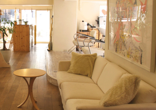 【心斎橋】スタッフさん同士仲良し♪また、他の業種の人たちとの交流もあったりと魅力がいっぱいのサロンで素敵な美容師を目指しましょう★ミナミにある木の温もり溢れるサロン“LiLo in veve（リロ イン ベベ）”からアシスタント（美容師）の求人★☆