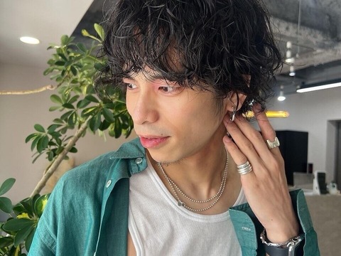 【博多駅】≪駅チカ・高月給・社会保険完備・月のお休み8日・働き方の選択可能・有給休暇あり・最低保証あり≫正社員、業務委託の働き方が選べます！！丁寧なカウンセリング・再現性の高い施術でお客様と関わります！！トレンドに敏感なメンズヘアサロン「Flag HAIR 博多駅前店（フラッグヘアーハカタエキマエテン）」からスタイリスト（美容師）の求人☆★☆