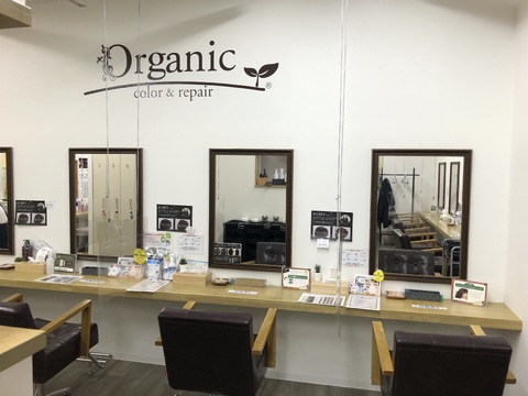 【東神奈川駅】≪社会保険完備≫≪正社員の方も土日休み可能な働き方あり≫≪幅広い年代の方が活躍できる≫ノルマがないのでじっくりと自分のお客様と向き合うことができる環境のサロンです「Organic（オーガニック）」からカラーリスト（美容師）の求人★☆