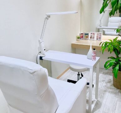 【宇野辺】≪完全週休2日制≫≪社会保険完備≫≪有給休暇あり≫地域の皆様に愛されるサロン。スタッフの仲がよく和気あいあいとしたお店で、女性が働きやすい環境が整っています！「nail&eye Lily 吹田・千里丘店（ネイルアンドアイリリースイタセンリオカテン）」からネイリスト（ネイル）の求人☆☆