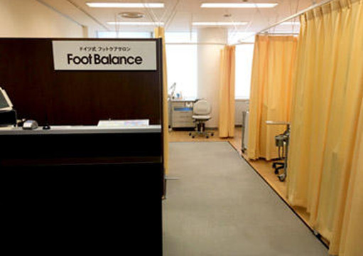 【銀座】≪未経験OK≫≪月8,9日休み≫研修期間中もお給料が発生します！お客様の足のお悩みに寄り添ってしっかりカウンセリングを行い施術を行っていきます。ドイツ式フットケアサロン「FootBalance 松屋銀座店（フットバランスマツヤギンザテン）」からフットケアリストの求人☆☆