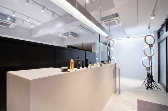 【浦和】◆最低保障給あり・撮影ブース完備◆業界屈指の集客力でたくさんのお客様を担当できます！ITを駆使し、業界をリードするブランドサロン「IT by ALBUM 浦和店（アイティーバイアルバムウラワテン）」からスタイリスト（美容師）の求人☆★