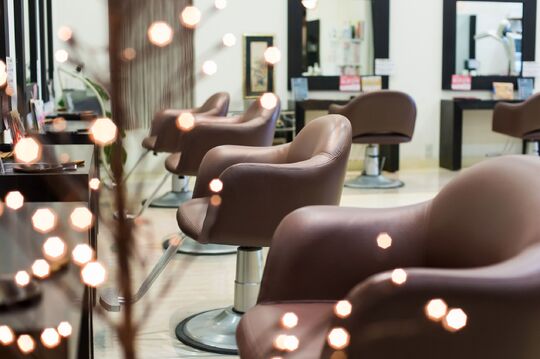 【千里丘】アジアンテイストな落ち着いた雰囲気の人気サロン≪完全週休2日制≫≪月給24万円≫≪時給1200円≫≪18時に退勤可能≫残業代は1分単位で支給される超ホワイトな職場◎アシスタント業務のみやりたいママさん美容師も歓迎！着付けやメイク、まつエクも学べる◎地元のマダム層から支持される癒し系サロン「あとりえ月の庭 （アトリエツキノニワ）」からスタイリスト（美容師）の求人☆☆