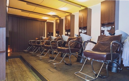 【旧居留地・大丸前】≪社会保険完備≫≪20時頃には退勤可能≫≪月給20万円≫辞める理由がない会社づくりをモットーに、働きやすい環境を整えています。幅広い年齢層の方に愛されるアットホームサロン！「moon jeje (ムーンジェジェ)」からアシスタント（美容師）の求人☆★