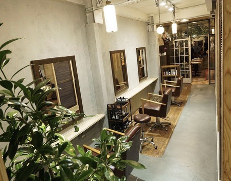 【桜川】≪月給22万円≫≪早番や遅番での勤務も相談可能≫≪社会保険完備≫≪パートさんは平日のみの勤務もOK≫営業時間内レッスン可能！最短2年でデビュー可能！カフェ併設サロン！髪質改善がウリの少人数のプライベートサロン！「uraloge（ウラロージュ）」からアシスタント（美容師）からの求人☆★