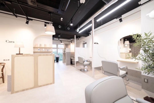 【天神南駅】≪月8～10日休み・土日祝のお休みOK・フレックスタイム制度あり・保証給あり・社会保険完備・高単価でマンツーマン接客・19時までに退勤可能・ママさんの応募も歓迎・SNS集客なし≫美容業界では珍しいフレックスタイム制度を導入！安心して働ける制度が充実！「Cara FUKUOKA（カラフクオカ）」からスタイリスト（美容師）の求人☆★☆