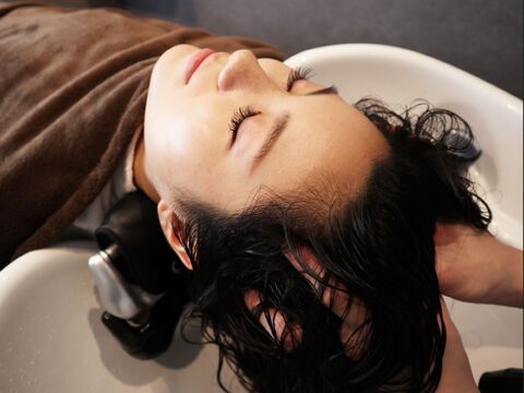 【南流山】≪完全週休2日制≫≪社会保険完備≫≪年間休日105日≫≪19時に退勤可能≫落ち着いた雰囲気のオーガニックサロン！プライベートの時間もしっかり確保できる「Nfractal（エヌフラクタル）」よりスタイリスト（美容師）の求人☆★☆