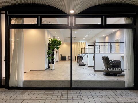 【住道】≪拡張移転のためスタッフ大募集≫≪月給25万円〜≫≪時給1250円〜≫≪月7,8日休み≫≪社会保険完備≫≪平均退社時間20時≫≪パートさんも歓迎≫メンズもたくさん入客したい方にもオススメ！入客チャンスも多数！美容と理容の両方の技術を活かせる！離職率が低く、働きやすいサロン◎「T’s GALLERY（ティーズギャラリー）」からスタイリスト（美容師・理容師）の求人☆★☆