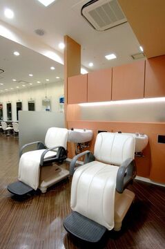 【本八幡】＜完全週休2日制＞＜社会保険完備＞＜入客チャンス◎＞抜群の待遇があり長く働けるTAYAグループ☆集客にもかなり力を入れているので月給30万円以上の高収入を稼ぐことも出来ますよ！プライベートも◎♪TAYA 本八幡店（タヤモトヤワタテン）からスタイリスト（美容師）の求人☆★