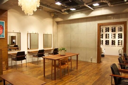 【表参道】≪完全週休2日制≫≪社会保険完備≫≪損害保険あり≫高い歩合率で努力を給与に還元！ヘアメイクが好きな方にもオススメ！「sylph（シルフィ）」からスタイリスト（美容師）の求人☆★☆