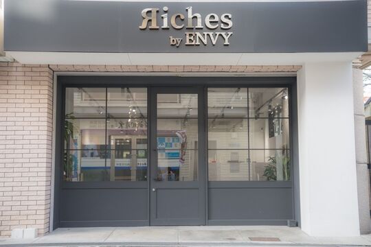 【西宮北口】≪指名50~55％／フリー40～45％の高還元率≫≪1日15000円保証あり！３カ月まで最大月35万円保障≫抜群の集客と独自のシステムで若いお客様から圧倒的な支持を得ている人気サロン！自由な社風なので勤務日数なども自分で調整しフリースタイルに働いてもらえます「Riches by ENVY 西宮北口（リシェスバイエンヴィー）」からスタイリスト（美容師）の求人☆★